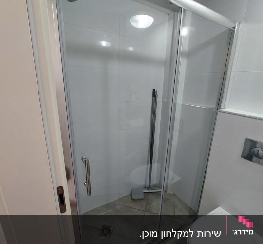 מקלחון זכוכית עם ראש מקלחת מתכתי